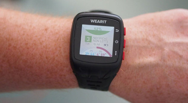 Operai al lavoro con lo smartwatch Avranno informazioni in tempo reale