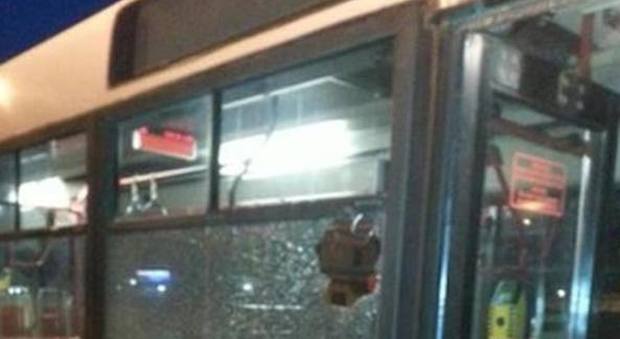 Roma, autista bus aggredito a Tor Bella Monaca: in tre assaltano il mezzo