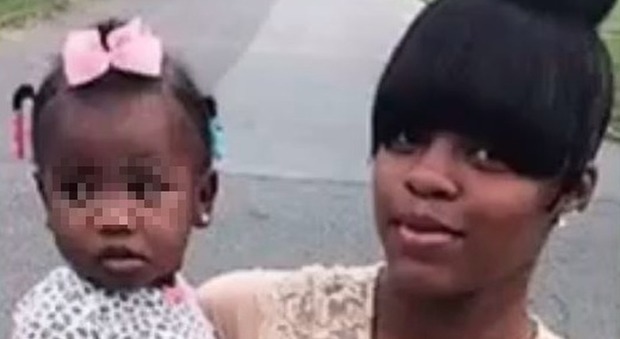 Usa, bimbo di 3 anni trova una pistola e uccide la sorellina: arrestato amico della madre