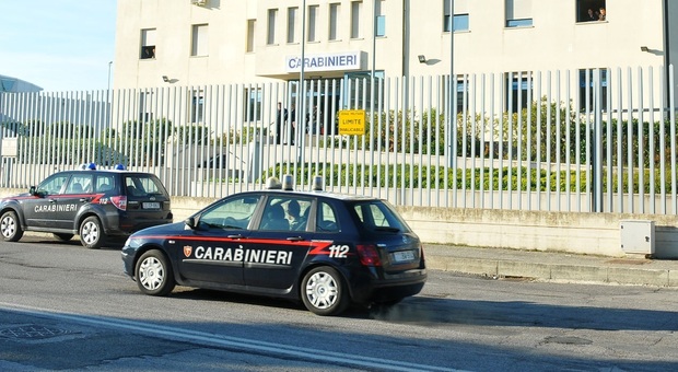 Civitanova, centro commerciale chiuso: "prigionieri" chiamano i carabinieri
