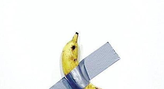ROMA - La banana di Cattelan da 120mila dollari finisce divorata in pochi minuti.