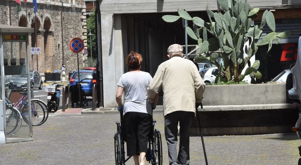 Roma: anziano trovato morto in casa dalla volontaria Caritas, al funerale non va nessuno