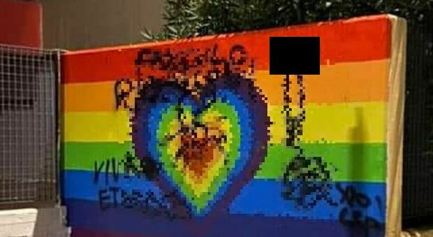 Messaggio omofobo sul muro con i simboli di pace, il sindaco indignato: «Tanta misera meschinità»