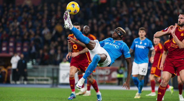 Osimhen in azione contro la Roma il 23 dicembre, ultima partita giocata col Napoli (Foto Ssc Napoli)