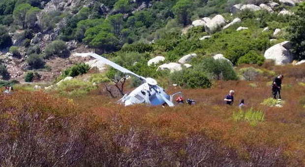 Elicottero antincendi della Forestale precipita: ferito il pilota agordino