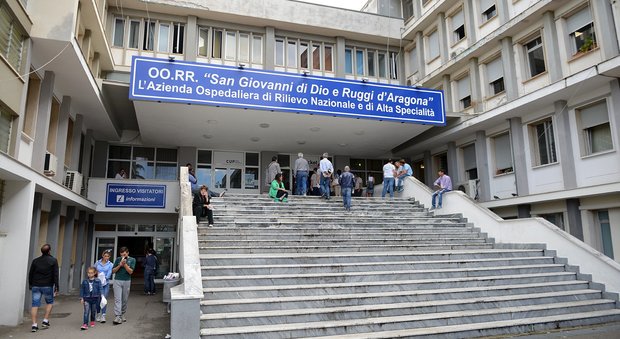 L'ingresso principale dell'ospedale Ruggi di Salerno