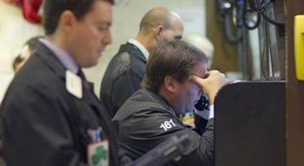 Operatori a Wall Street (foto Jin Lee - Ap)