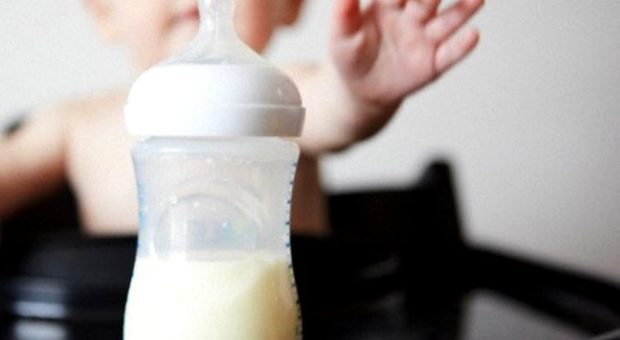 Antidepressivi nel latte della figlia di 13 mesi per farla smettere di piangere: la piccola muore