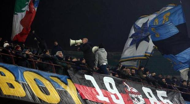Inter-Napoli, scontri tra tifosi, quattro accoltellati e una persona investita: è grave
