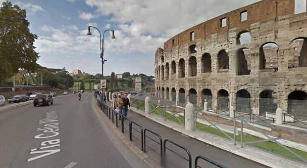 Roma, incidente in moto al Colosseo: muore 40enne uscito fuori strada