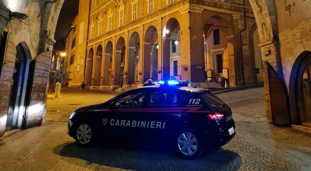 Sorpresi in giro dai carabinieri dopo il coprifuoco: scattano sette maxi multe