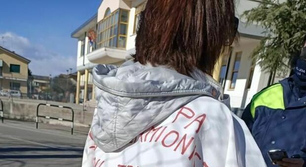La 60enne no vax mentre protesta davanti le scuole di Paese