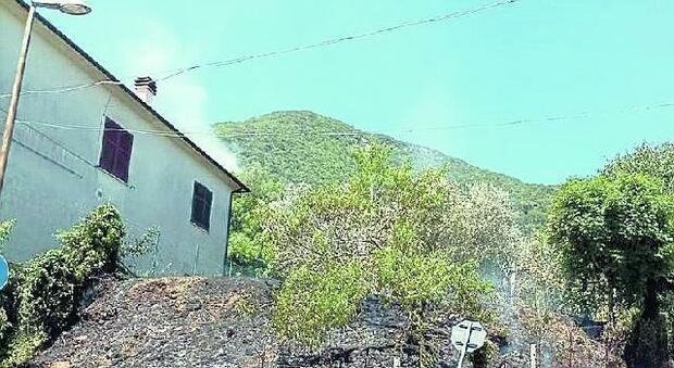 Sterpaglie in fiamme, fuoco vicino alle abitazioni: paura per i residenti