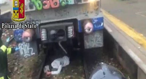 Napoli, si lancia sotto il treno della Cumana: lo salva la polizia VIDEO
