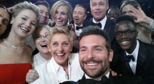 Oscar 2014, il selfie di Ellen DeGeneres diventa virale: la foto con le star in platea è la più ritwittata della storia