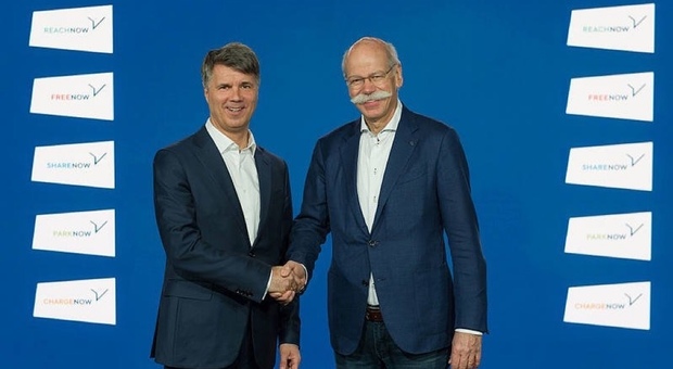 Da sinistra l'amministratore delegato di Bmw Harald Krueger stringe la mano a Dieter Zetsche, il numero uno di Daimler