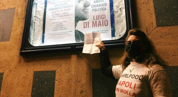 Whirlpool Napoli, gli operai “accolgono” Di Maio le lettere di licenziamento: «Siamo per strada»