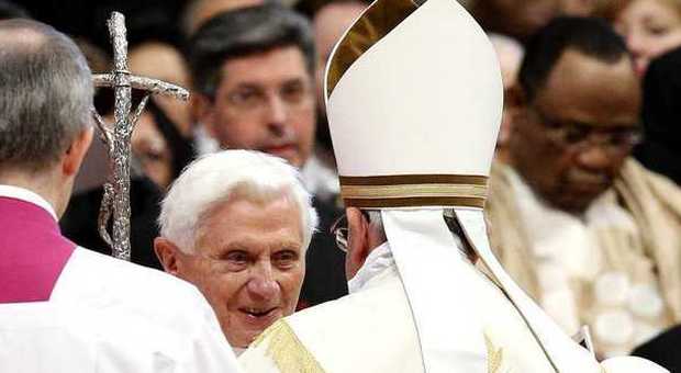 Papa Francesco abbraccia Ratzinger e sceglie i nuovi cardinali