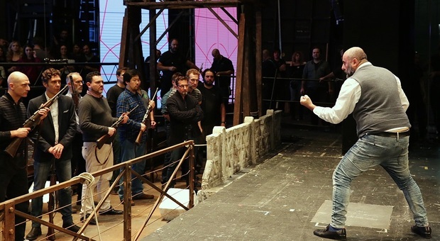 Il regista Davide Livermore durante le prove di Tosca