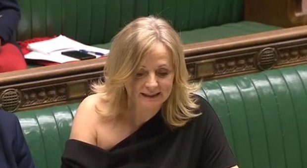 Deputata insultata per una spalla nuda in Aula. E lei risponde: «Non sono ubriaca o sgualdrina»