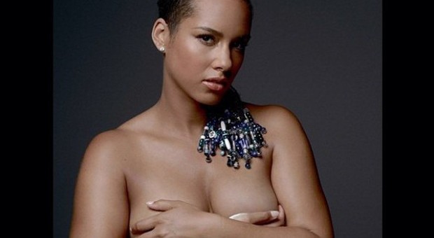 Alicia Keys nuda e per la pace su Instagram: il simbolo è disegnato sul pancione