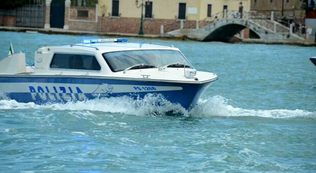 Poliziotto spinto in acqua a Venezia, bracca il suo aggressore e lo fa arrestare