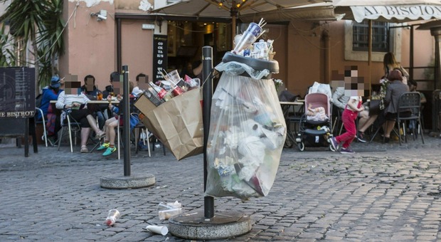 Roma, rifiuti in strada: multe soft di Ama alle ditte che non li ritirano. Ira di cittadini e ristoratori
