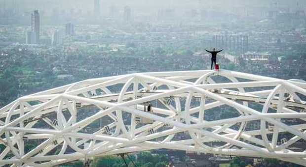 L'impresa di James, in cima all'arco di Wembley: 133 metri d'altezza senza protezioni