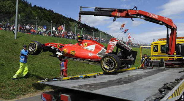 La Ferrari di Raikkonen "raccolta" a pezzi dalla pista