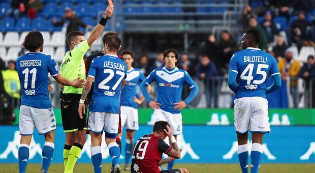 Torregrossa e Joao Pedro protagonisti del 2-2 tra Brescia e Cagliari. «Vaffa...» all'arbitro, Balotelli espulso