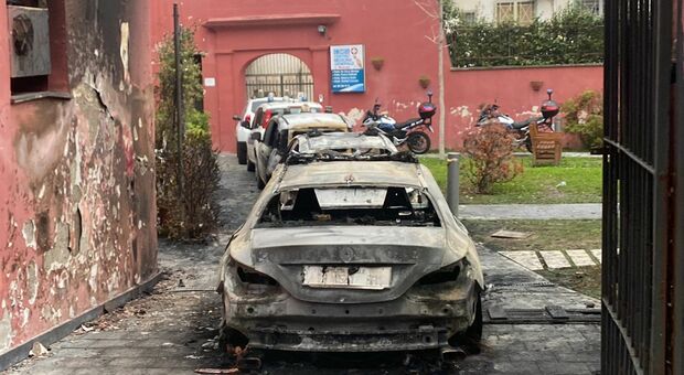 Capodanno a Pomigliano, attentato nella notte: incendiate tre auto della polizia locale