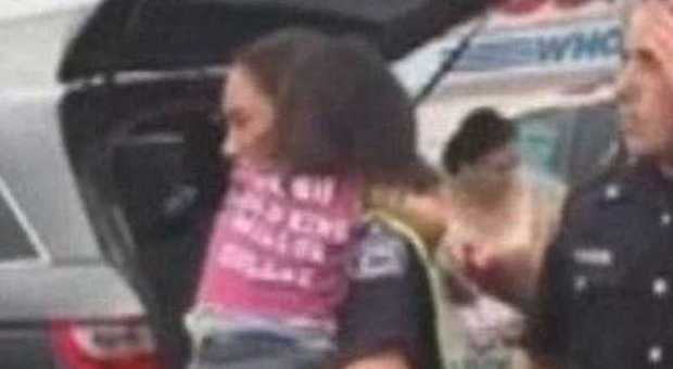 Usa, bimba di 2 anni in auto sotto il solleone: salvata dalla polizia, la folla si accanisce sulla madre
