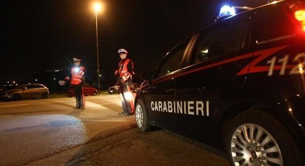 Preparavano una rapina: vedono i carabinieri, scappano e gettano una pistola