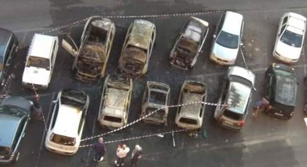Le auto bruciate in via Pittaluga a Casal Bertone