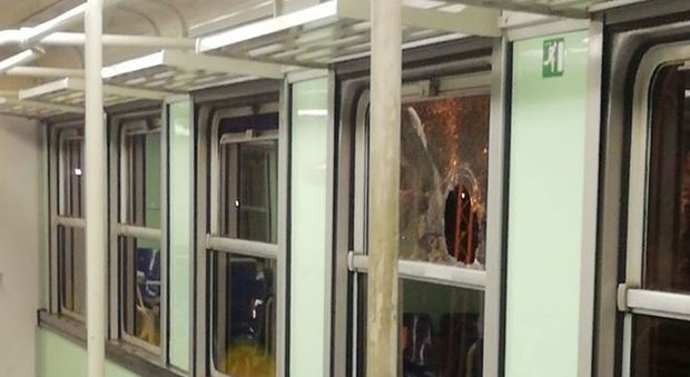 Napoli, sassi contro treno Metro: finestrini rotti, panico a bordo. In fuga banda di ragazzini