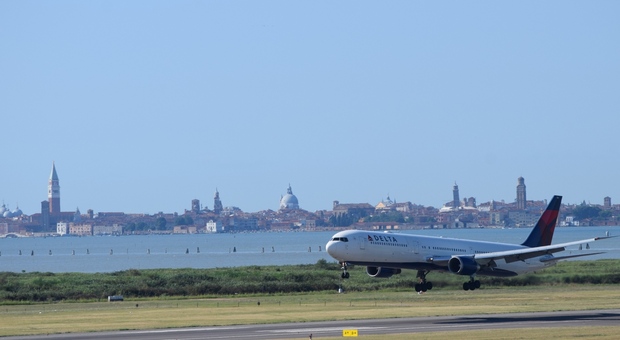 Venezia, aeroporto Marco Polo: dal 1° aprile scatta la tassa d'imbarco. Nessuna sospensiva