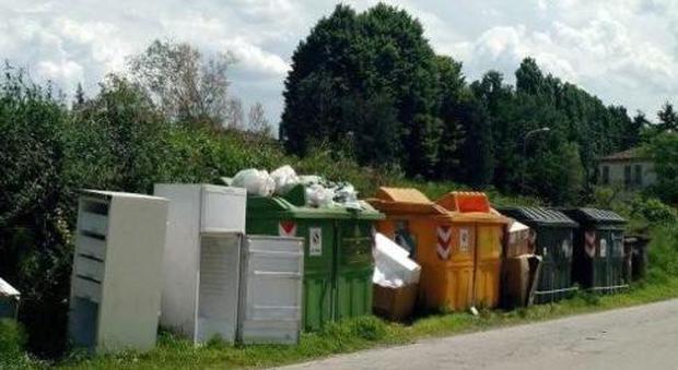 Tutto l'arredamento di casa lasciato in strada: vergogna a Grignano