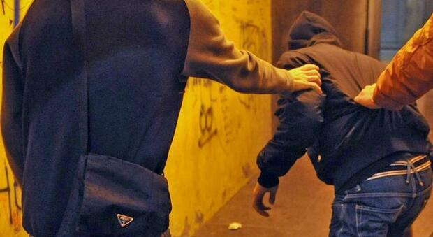 Cremona, 12 enne pestato in strada a calci e pugni: passanti mettono in fuga gli aggressori