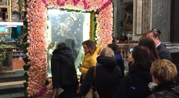 Centomila fedeli in fila sotto la pioggia a Pompei per baciare la «regina» del Rosario