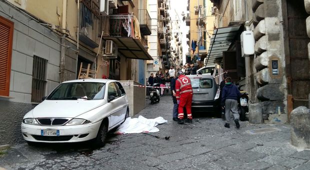 Incidente sul lavoro nel cuore di Napoli, operaio precipita da terrazzo e muore