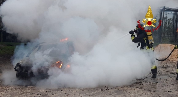 Concordia Sagittaria, auto prende fuoco: Oper Astra divorata dalle fiamme