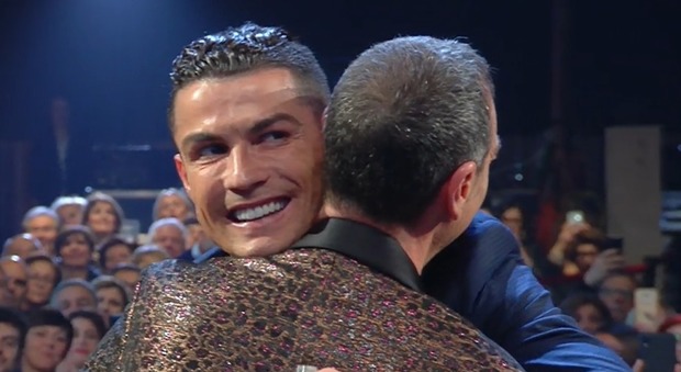 Sanremo 2020, Cristiano Ronaldo in prima fila all'Ariston. I fan notano un dettaglio: «Non è possibile»
