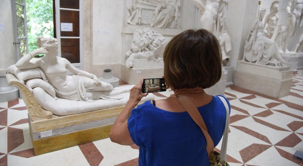 Statua del Canova danneggiata per un selfie, ora si corre ai ripari: «Servono sensori sulle opere»