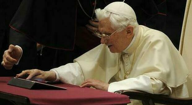 Dopo 6 giorni il Vaticano scende in campo per difendere Ratzinger e lancia messaggi trasversali