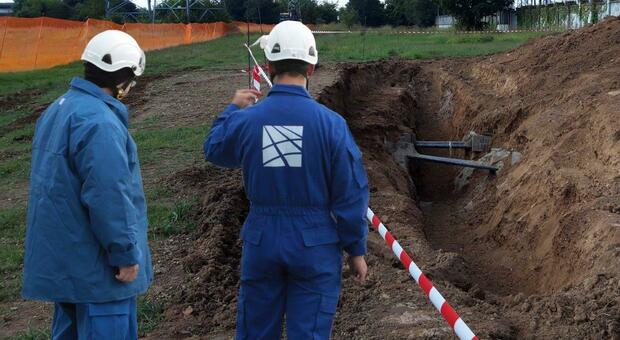 Tecnici di Terna durante lavori per opere di interramento cavi