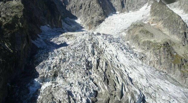 Incidente sul Monte Bianco, recuperato vivo un alpinista: disperso il compagno. «Forse è morto»