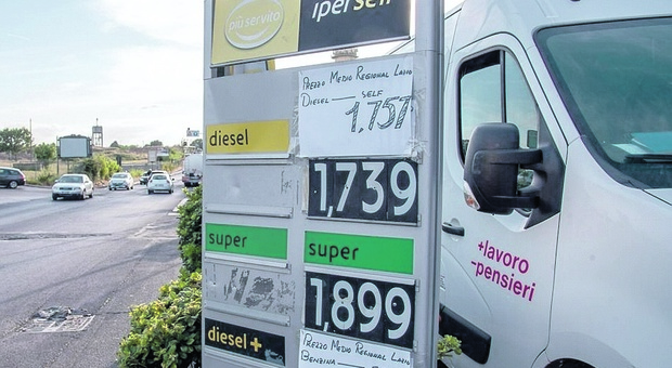 Benzina, i furbetti del prezzo medio: in diversi distributori i cartelli sono scritti a penna o vengono nascosti