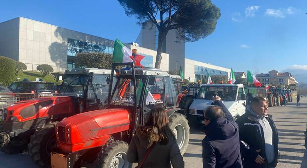La protesta degli agricoltori, trattori sotto la sede della Regione