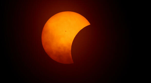 Mancano poche ore all'eclissi totale di Sole, il fenomeno è utile per studiare la corona solare. Migliaia di volontari Nasa registreranno le reazioni di persone e animali