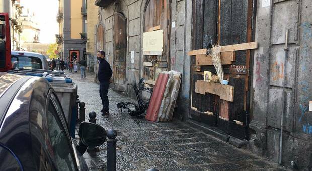 Piazza Mercato, dopo un mese via la discarica di Sant'Eligio: «Ma in strada resta l'amianto»